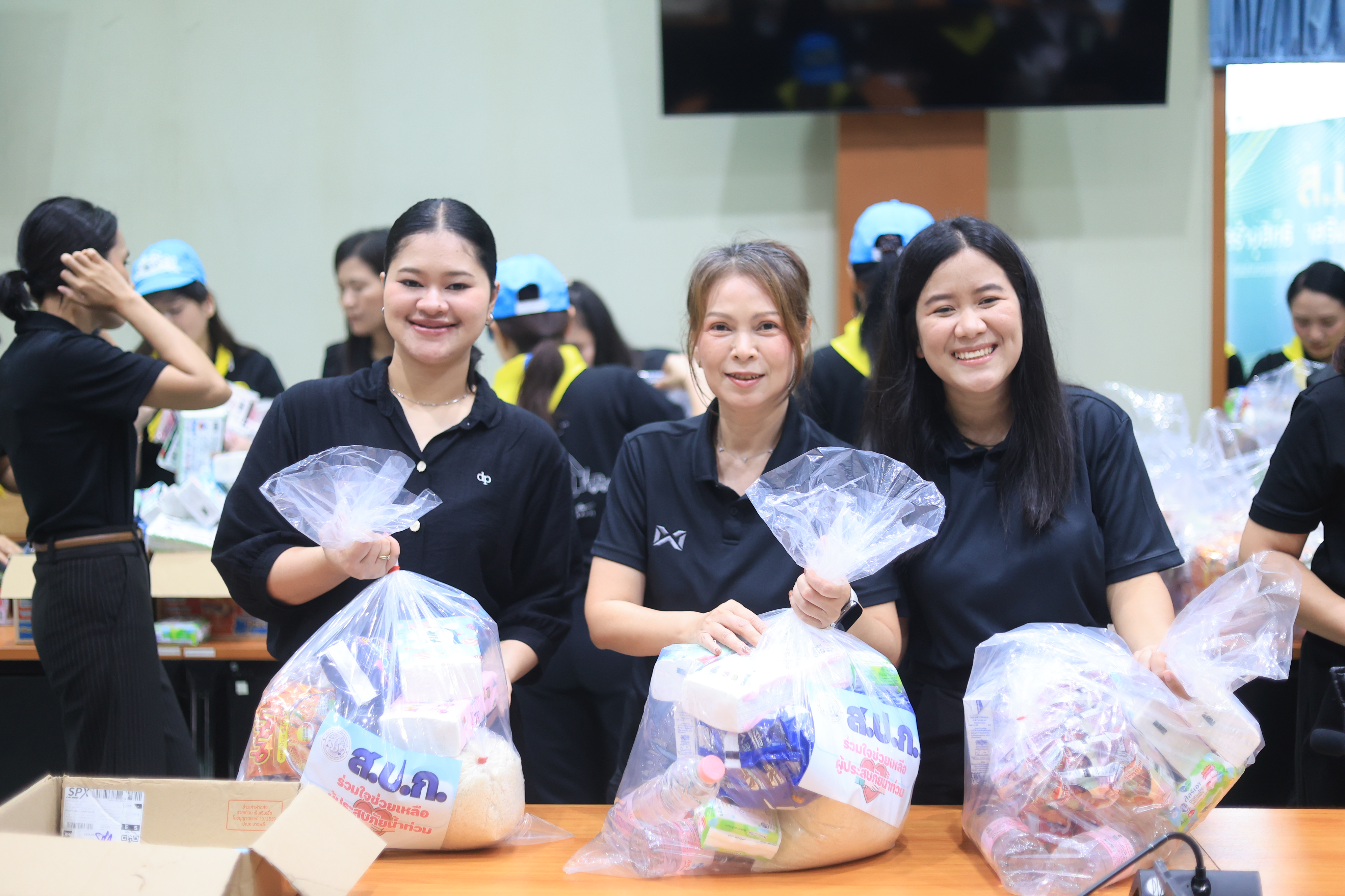 title - ส.ป.ก. ระดมจิตอาสาเตรียมถุงยังชีพ ส่งต่อความห่วงใยจาก รมช.เกษตรฯ ถึงมือผู้ประสบอุทกภัย